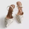 Sapatos de salto alto pontiagudos com bolinhas