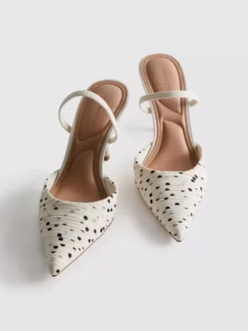 Sapatos de salto alto pontiagudos com bolinhas