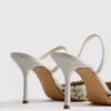 Sapatos de salto alto pontiagudos com bolinhas