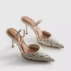 Sapatos de salto alto pontiagudos com bolinhas
