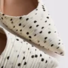 Sapatos de salto alto pontiagudos com bolinhas