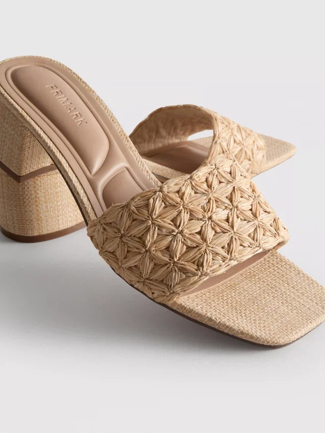 Sapatos de salto de ráfia