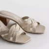 Sapatos de salto em bloco com tecido em imitação de couro