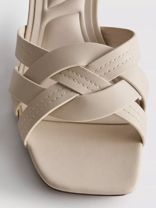 Sapatos de salto em bloco com tecido em imitação de couro