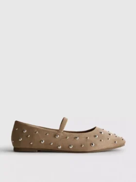 Sapatos Mary Jane com tachas