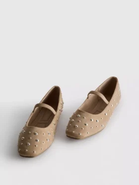 Sapatos Mary Jane com tachas