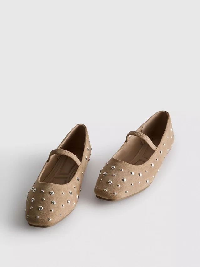Sapatos Mary Jane com tachas