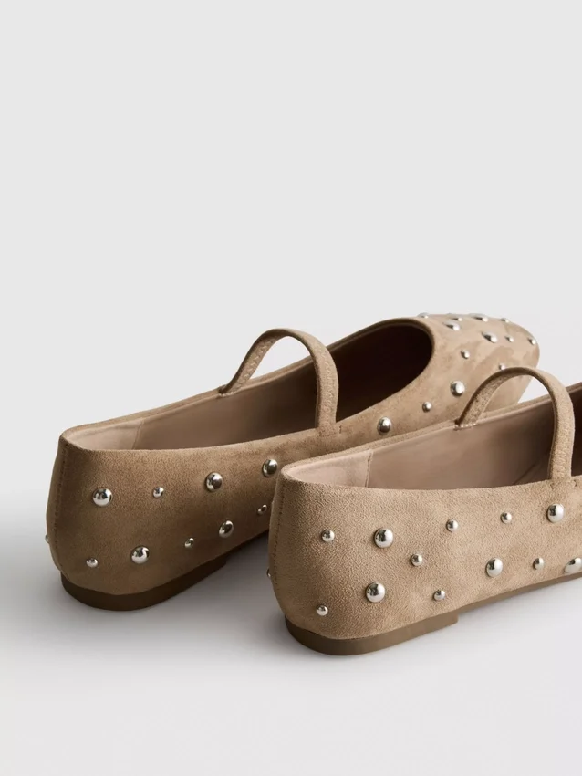 Sapatos Mary Jane com tachas