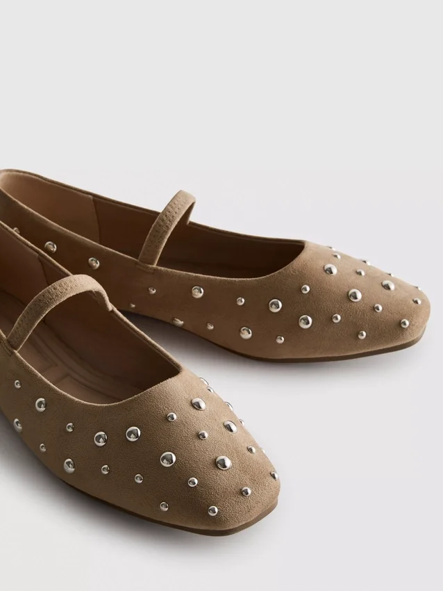 Sapatos Mary Jane com tachas