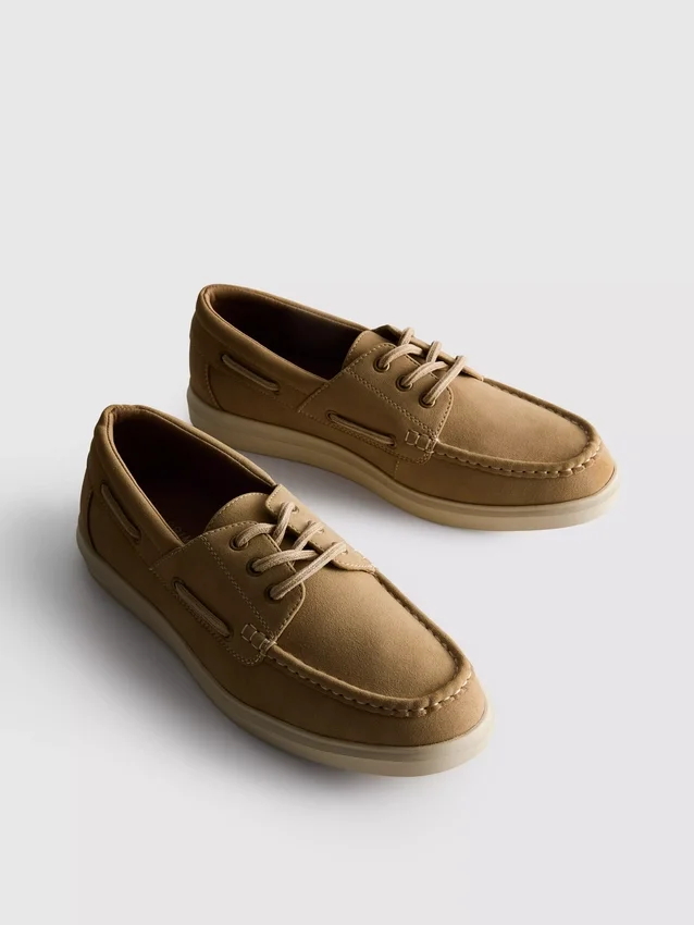 Sapatos náuticos com atacadores