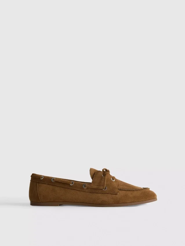 Sapatos náuticos com detalhes em renda