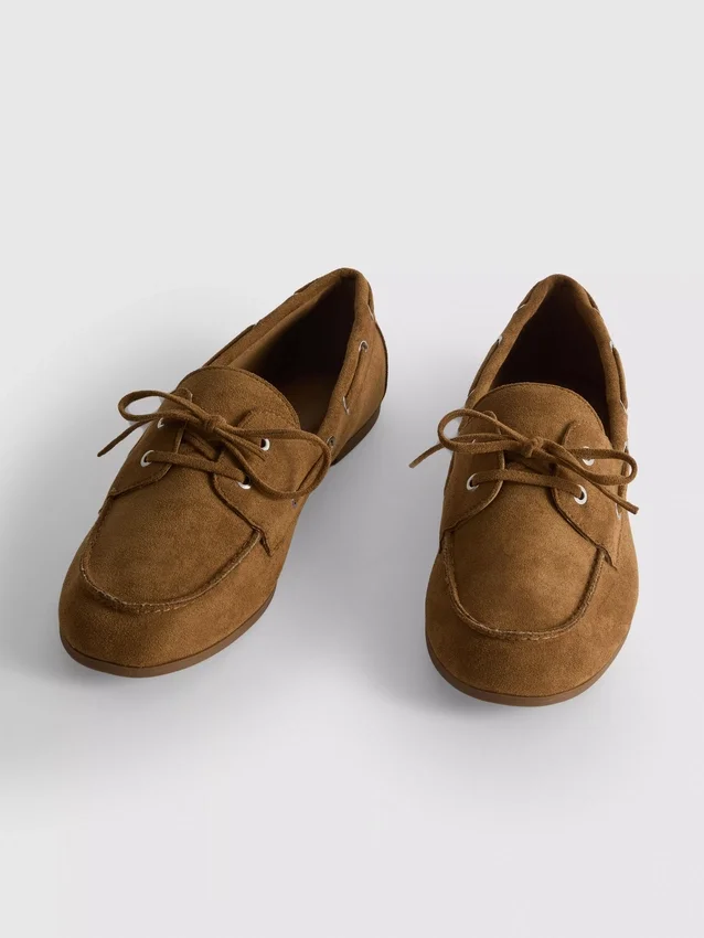 Sapatos náuticos com detalhes em renda