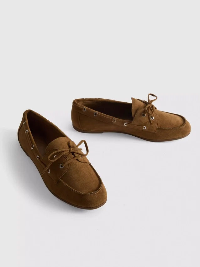 Sapatos náuticos com detalhes em renda