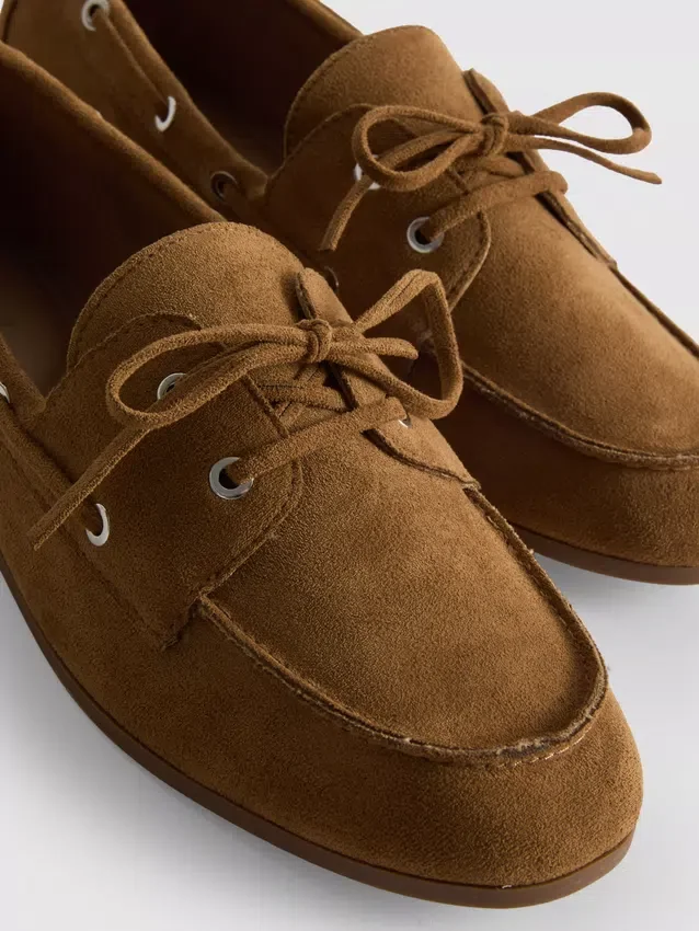 Sapatos náuticos com detalhes em renda