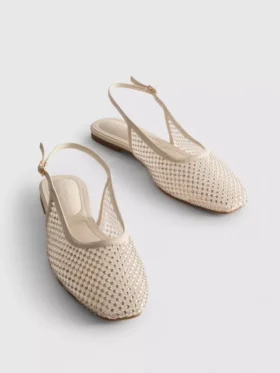 Sapatos rasos com fivela traseira e strass