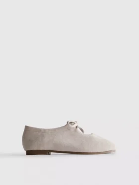 Sapatos rasos de bailarina com detalhe de laço