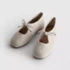 Sapatos rasos de bailarina com detalhe de laço
