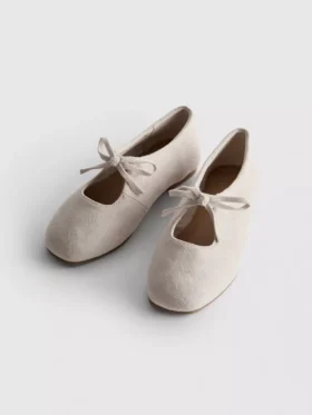 Sapatos rasos de bailarina com detalhe de laço