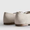Sapatos rasos de bailarina com detalhe de laço