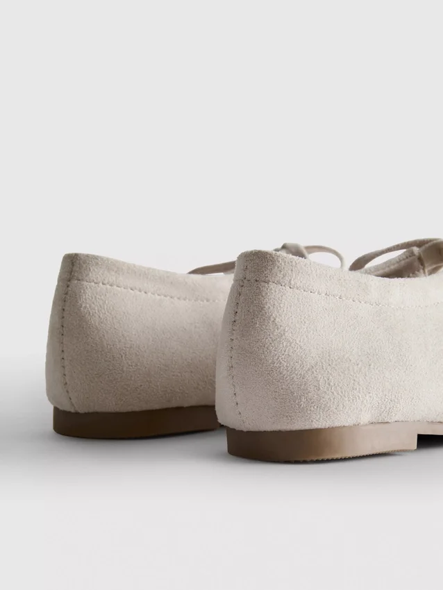 Sapatos rasos de bailarina com detalhe de laço