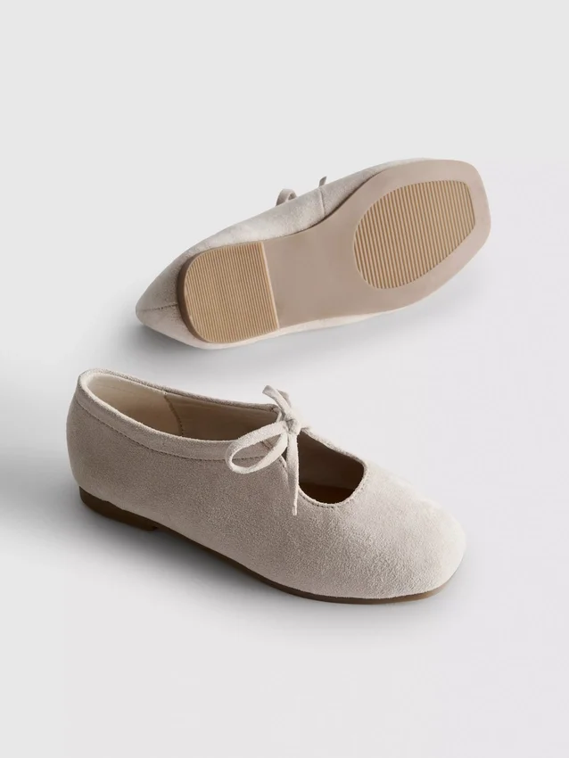 Sapatos rasos de bailarina com detalhe de laço