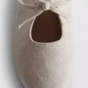 Sapatos rasos de bailarina com detalhe de laço