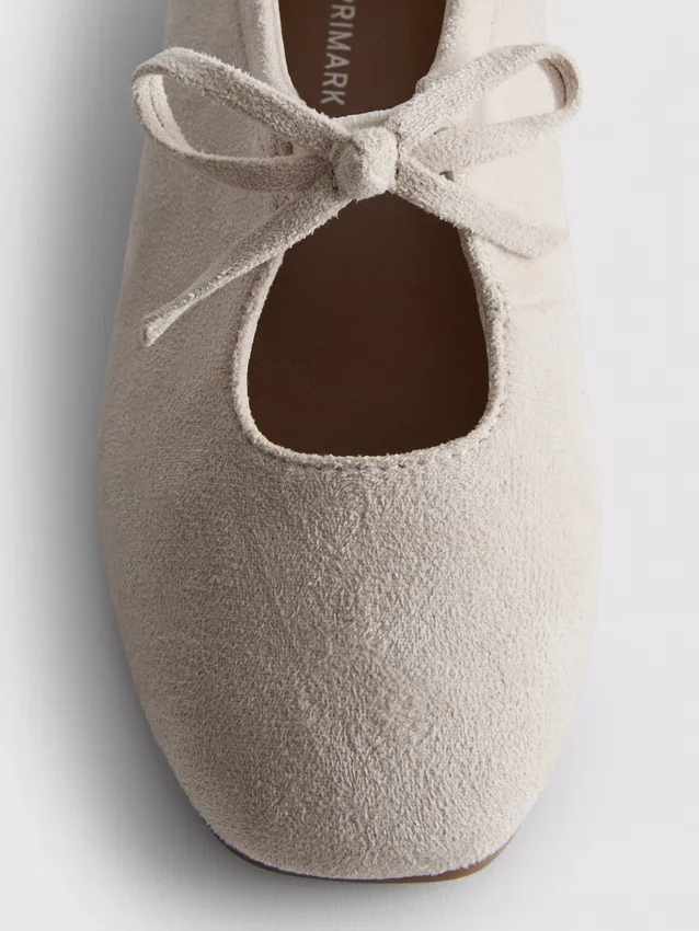 Sapatos rasos de bailarina com detalhe de laço