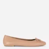 Sapatos rasos de bailarina com laço