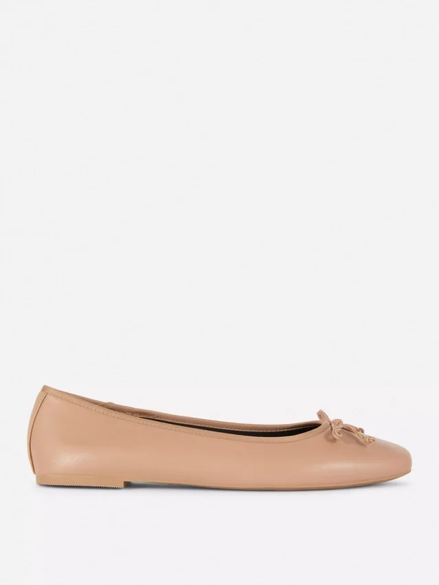 Sapatos rasos de bailarina com laço