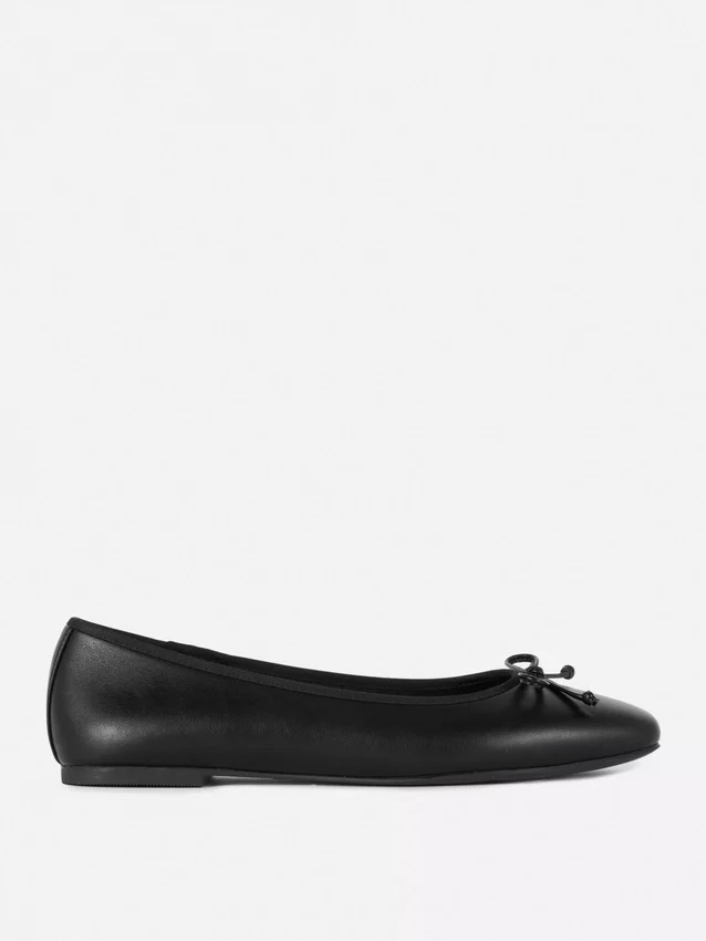 Sapatos rasos de bailarina com laço