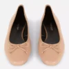 Sapatos rasos de bailarina com laço