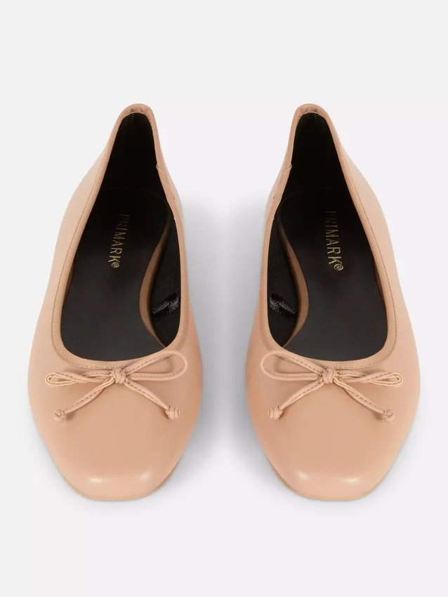 Sapatos rasos de bailarina com laço