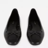 Sapatos rasos de bailarina com laço