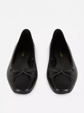 Sapatos rasos de bailarina com laço