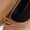 Sapatos rasos de bailarina com laço