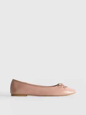 Sapatos rasos de bailarina com laço em imitação de couro