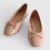 Sapatos rasos de bailarina com laço em imitação de couro