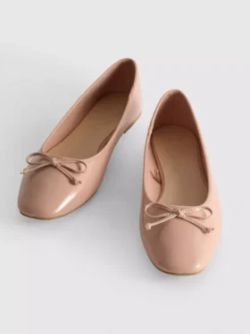 Sapatos rasos de bailarina com laço em imitação de couro