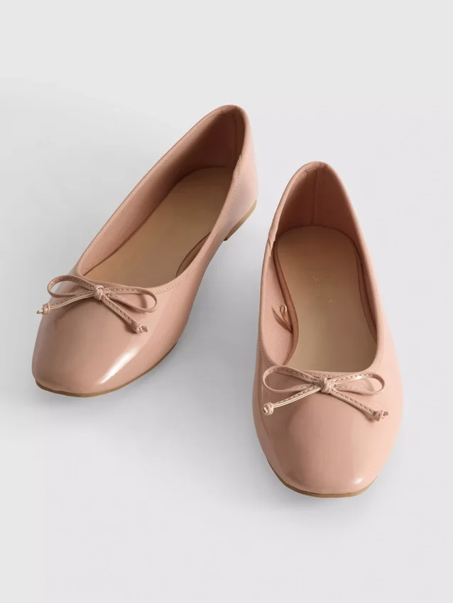 Sapatos rasos de bailarina com laço em imitação de couro