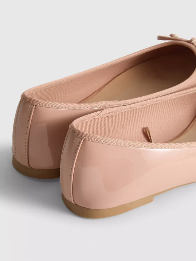 Sapatos rasos de bailarina com laço em imitação de couro