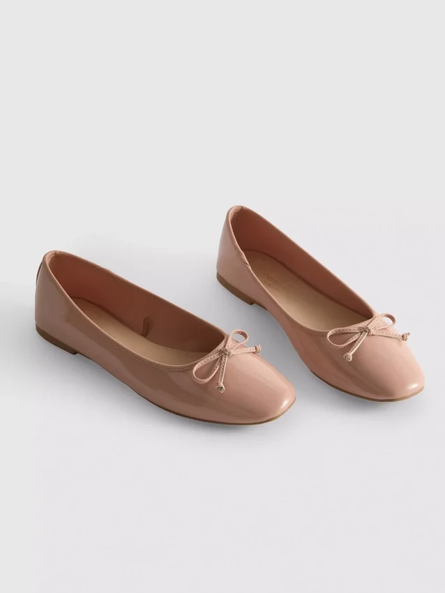 Sapatos rasos de bailarina com laço em imitação de couro