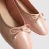 Sapatos rasos de bailarina com laço em imitação de couro