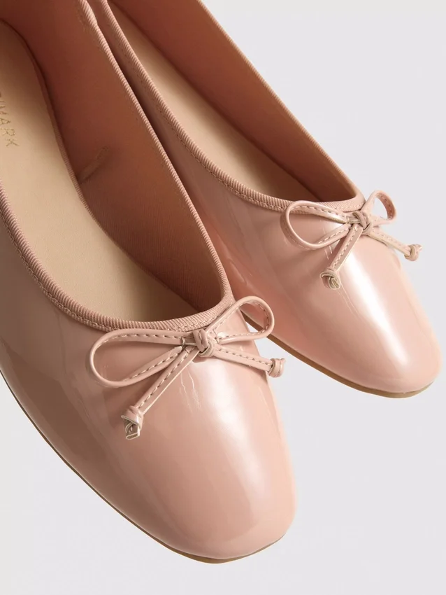 Sapatos rasos de bailarina com laço em imitação de couro