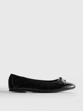 Sapatos rasos de bailarina em couro envernizado