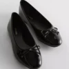 Sapatos rasos de bailarina em couro envernizado