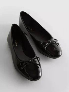 Sapatos rasos de bailarina em couro envernizado