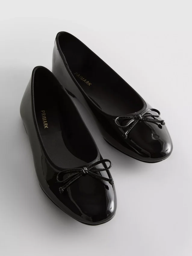Sapatos rasos de bailarina em couro envernizado