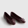 Sapatos rasos de bailarina em couro envernizado