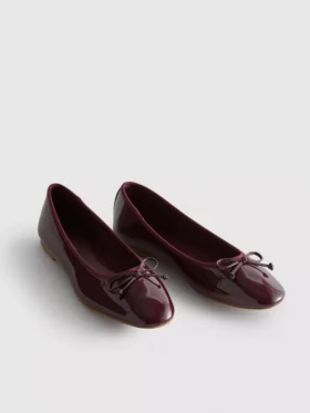 Sapatos rasos de bailarina em couro envernizado