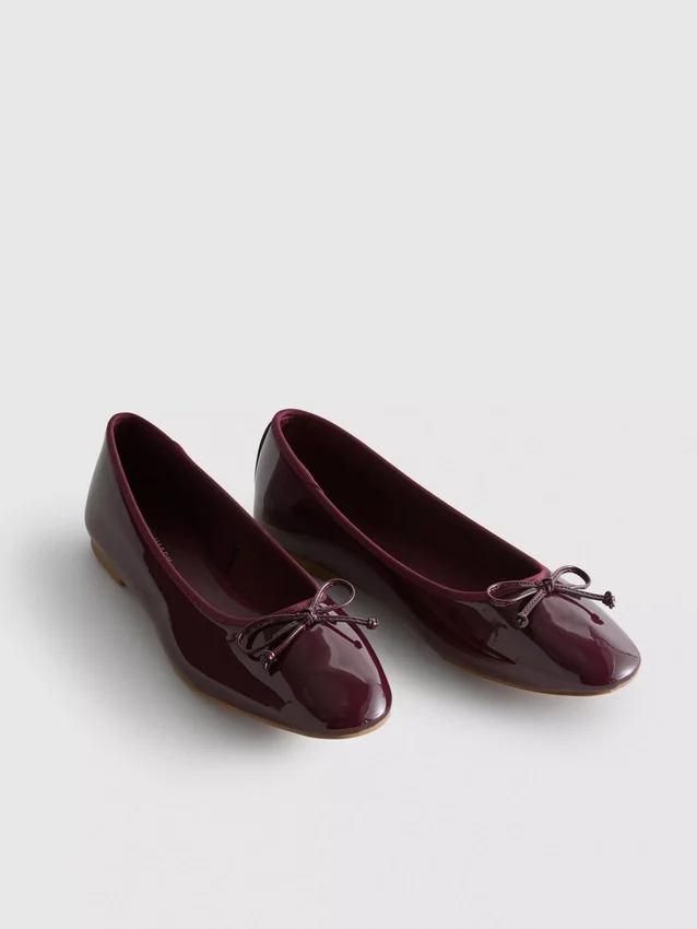 Sapatos rasos de bailarina em couro envernizado